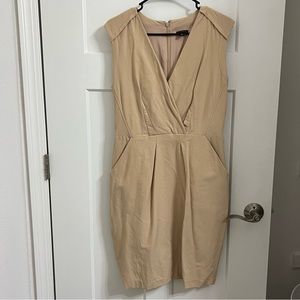 Fitted, v-neck, fabric has stretch to it, pockets